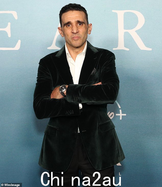 Hazem Shammas 身穿绿色天鹅绒夹克和黑色裤子彰显时尚风格