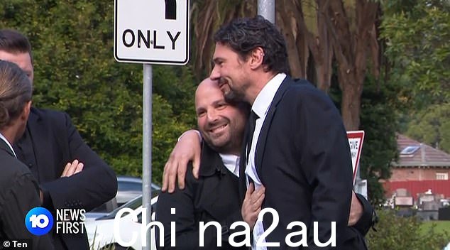George Calombaris 和 Colin Fassnidge 是出席 Zonfrillo 葬礼的众多厨师之一