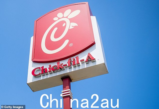 有争议的快餐连锁店 Chick-fil-A 以其强烈的基督教价值观而闻名,每周日根据创始人 Truett Cathy 的宗教信仰关闭。
