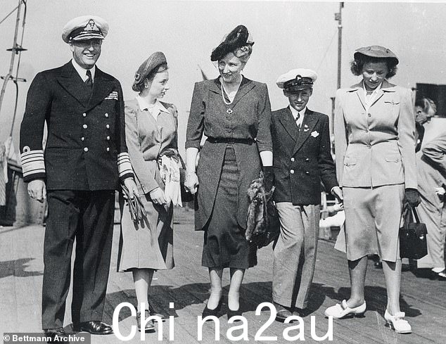 1948 年哈拉尔王子与他的母亲、姐妹和父亲在英国,当时他们来看当年在英国举行的奥运会的帆船比赛