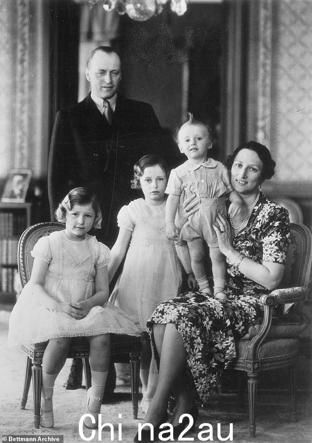 1939 年,人们看到奥拉夫王储和他的女儿们以及站在他母亲膝盖上的小哈拉尔王子