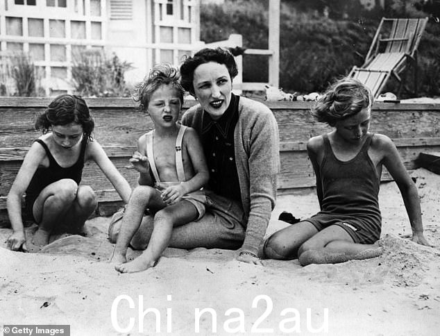 1939 年 4 月挪威入侵后,Harald 的母亲玛莎公主带着他和她的两个女儿 Astrid 和 Ragnhild 先去了瑞典,然后去了美国,他们在那里度过了其余的冲突。上图:1940 年美国海滩上的一家人