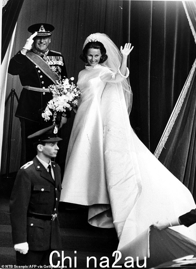 皇室夫妇在 1968 年 8 月 29 日婚礼后在奥斯陆大教堂外挥手