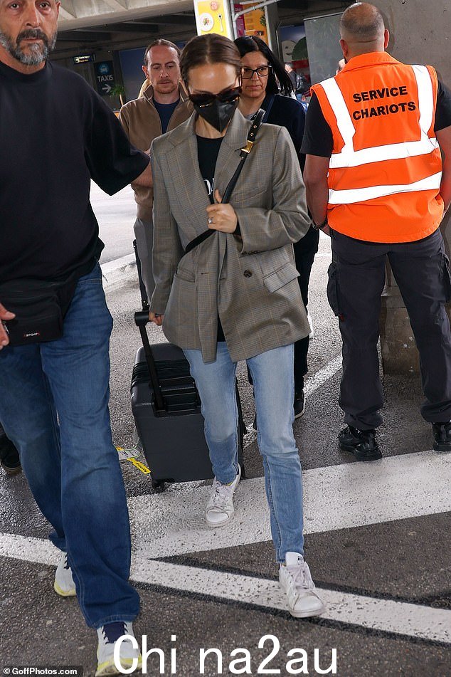 她很有风格!Natalie Portman 在星期三抵达戛纳参加第 76 届年度电影节时展现出时尚的身材