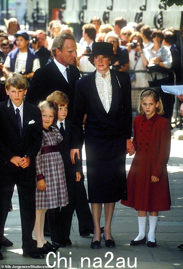 Lady Sarah 和她的丈夫 Neil 以及孩子 Emily(最右边)和 George 参加追悼会1992 年的 Earl Spencer