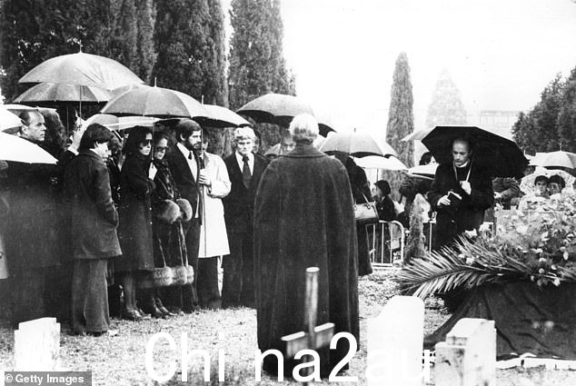 卓别林于 1977 年 12 月的圣诞节去世,享年 88 岁。大约 300 人,包括他的妻子和他的七个孩子,参加了他的葬礼
