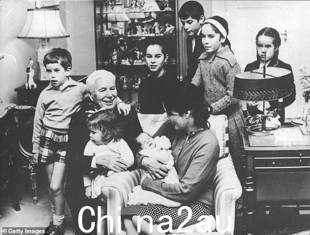1959 年,人们看到卓别林和他的妻子 Oona 以及他们的孩子在家里。他总共有 11 个孩子