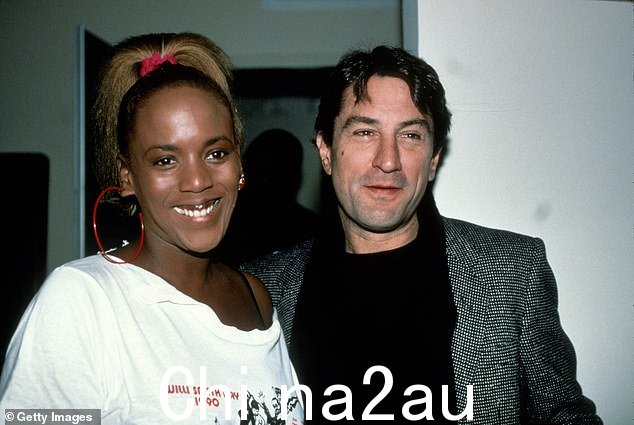 妈妈:朱利安的母亲是演员 70 岁的前女友 Toukie Smith,1990 年在纽约市看到