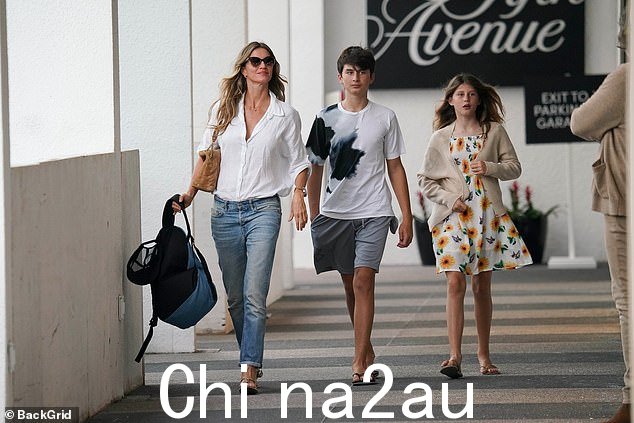 很多话要说:42 岁的吉赛尔 (Gisele) 带着两个孩子和布雷迪 (Brady) 一起散步时,穿着清爽的白色衬衫、石洗牛仔裤和凉鞋,看起来很典型。