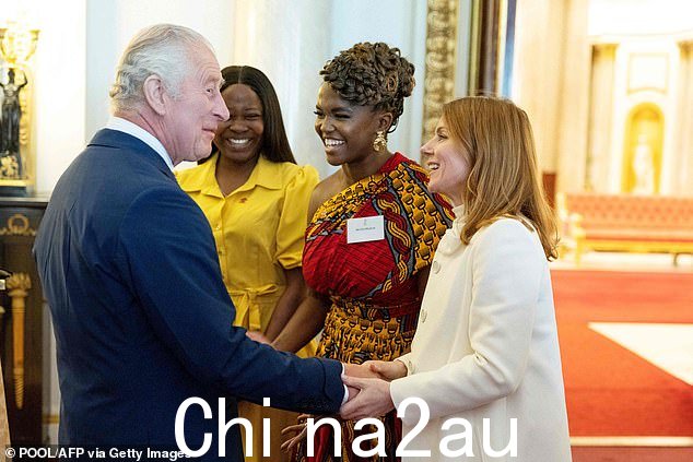 Chat:有报道说 Ginger Spice 还告诉查尔斯国王她为他感到‘非常自豪’