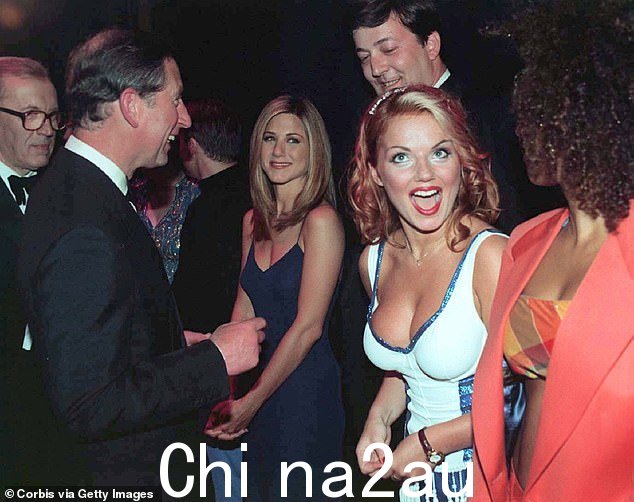 淘气! 1997 年,Geri 告诉查尔斯国王“你很性感”,并在他的脸颊上印了一个大大的红色口红吻,并在他的屁股上“轻拍”了一下
