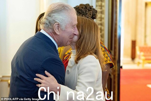 拥抱:这位 50 岁的辣妹明星多年来与国王见过几次面,当他们在星光熠熠的活动中拥抱时,看起来很高兴再次见面