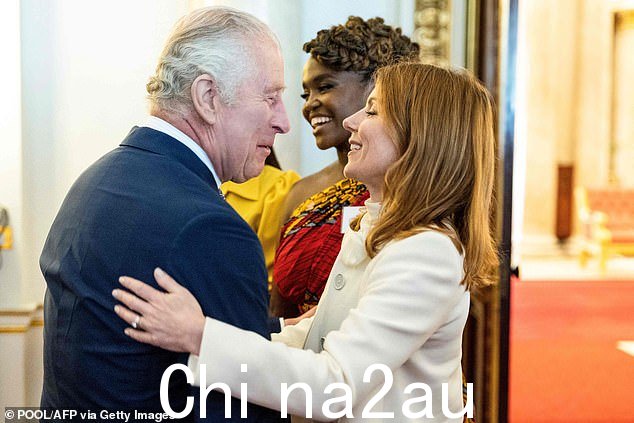 友好的问候:Geri 甚至给了 Charles 一个鼓舞人心的鼓舞人心的谈话,在亲吻他的双颊后告诉他'你是一个非常现代的国王'。