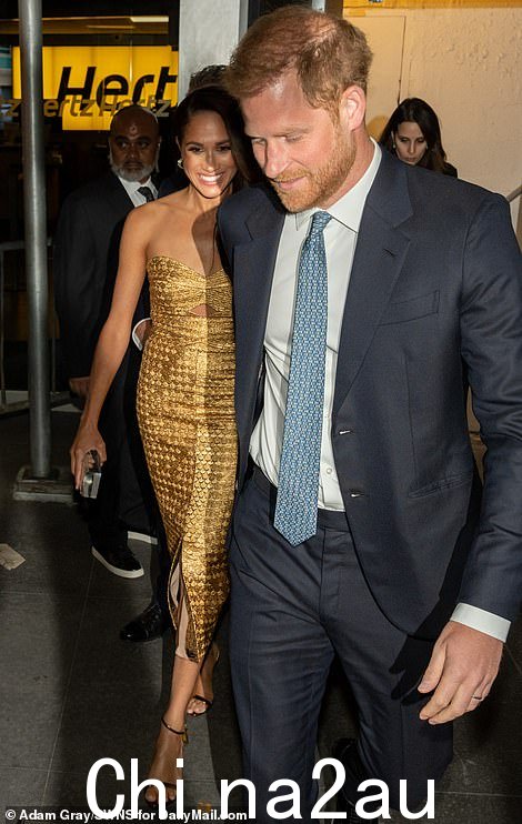 Harry 带路,因为 Sussexes 漫步到等待他们的 SUV