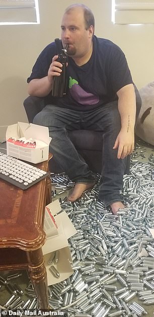 任何延迟和转瞬即逝的高潮都会开始消退,严酷的生活现实和他周围的环境将开始涌入