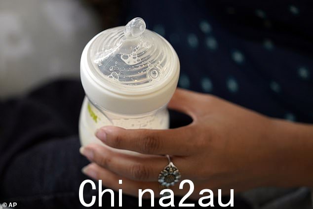 有些家长正在冲淡婴儿配方奶粉,或者添加牛奶甚至炼乳