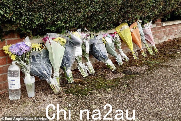 这对母女被杀后留下的鲜花致敬