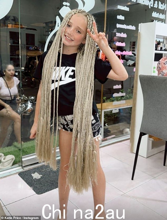 新面貌:这是在 Katie 在泰国度假时为她的女儿 Bunny 做及膝金发接发之后