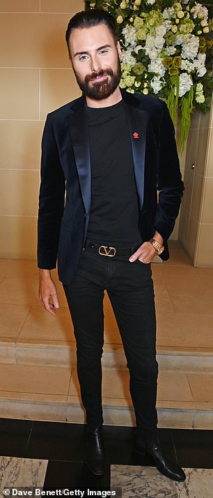 温文尔雅:Rylan Clark 选择了海军天鹅绒西装外套和黑色紧身牛仔裤