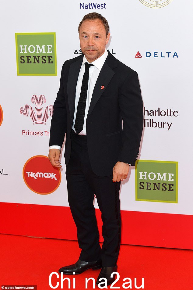 看起来不错:Stephen Graham 选择了一套黑色西装和配套的领带