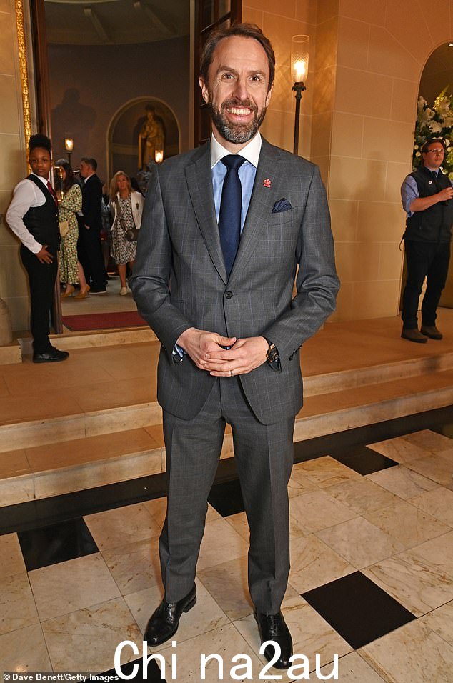 Dapper:Gareth Southgate 选择了灰色西装搭配浅蓝色衬衫和海军蓝领带
