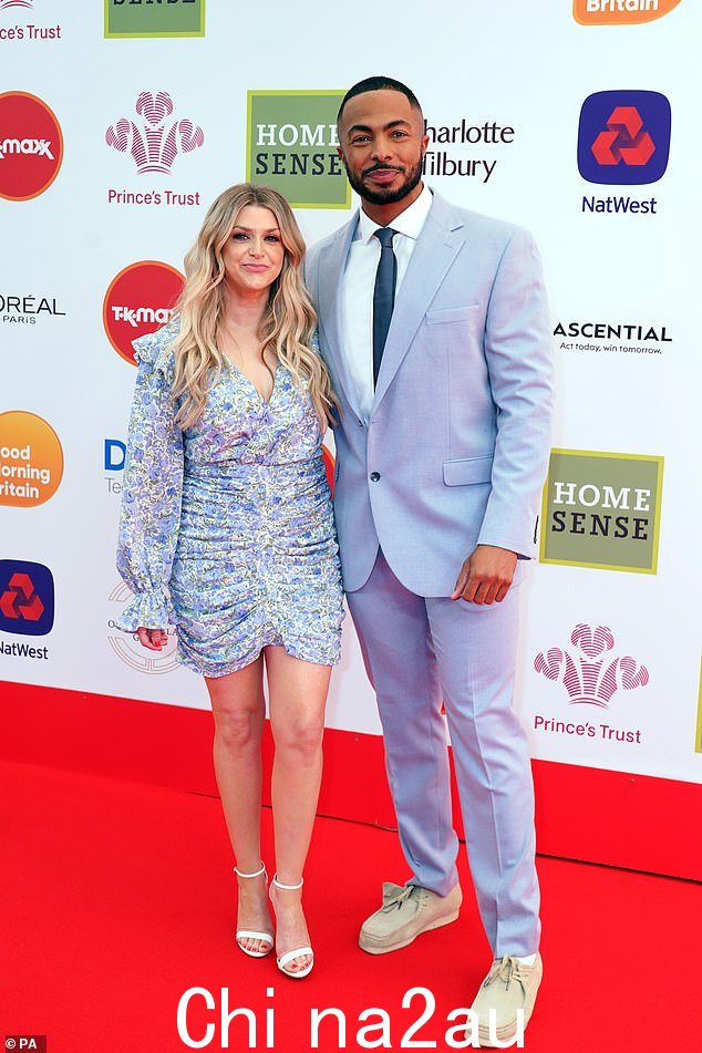 时尚:Celebs Go Dating 明星 Anna Williamson 选择了花卉中长连衣裙,而 Paul Brunson 则穿着浅蓝色西装,显得温文尔雅