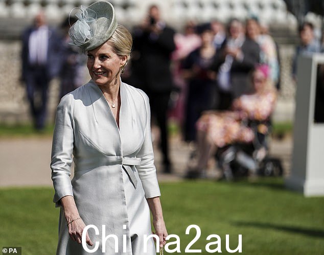 这件优雅的外套 - 由 Sophie 最喜欢的时尚品牌之一 Suzannah 设计 - 有 V 领剪裁和腰部别致的丝绸蝴蝶结