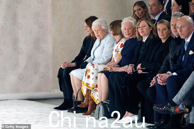 从另一个角度看,凯莉(左四)在 2018 年 2 月 20 日女王参观位于伦敦市中心的伦敦时装周 BFC 秀场期间观看