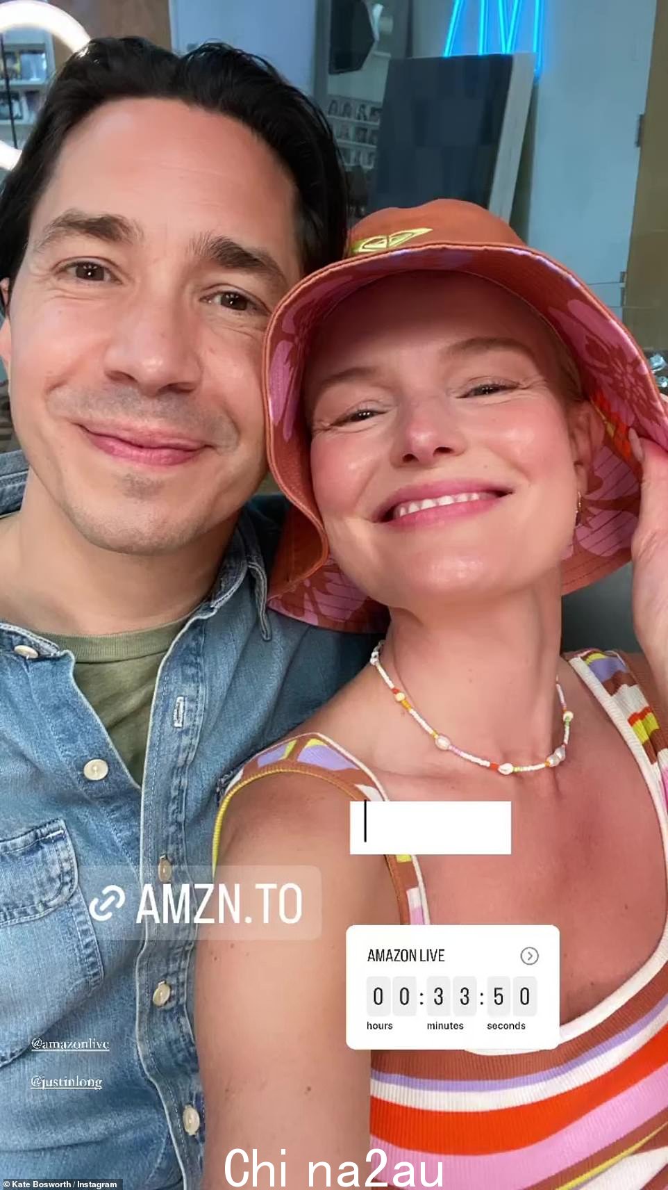 Cuties:她穿着另一件 Roxy 背心,与她的“丈夫”Justin Long 依偎在一起