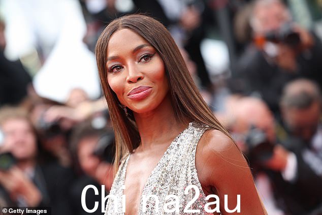 时尚:Naomi 将她的深色头发梳直并涂上一抹粉红色唇膏