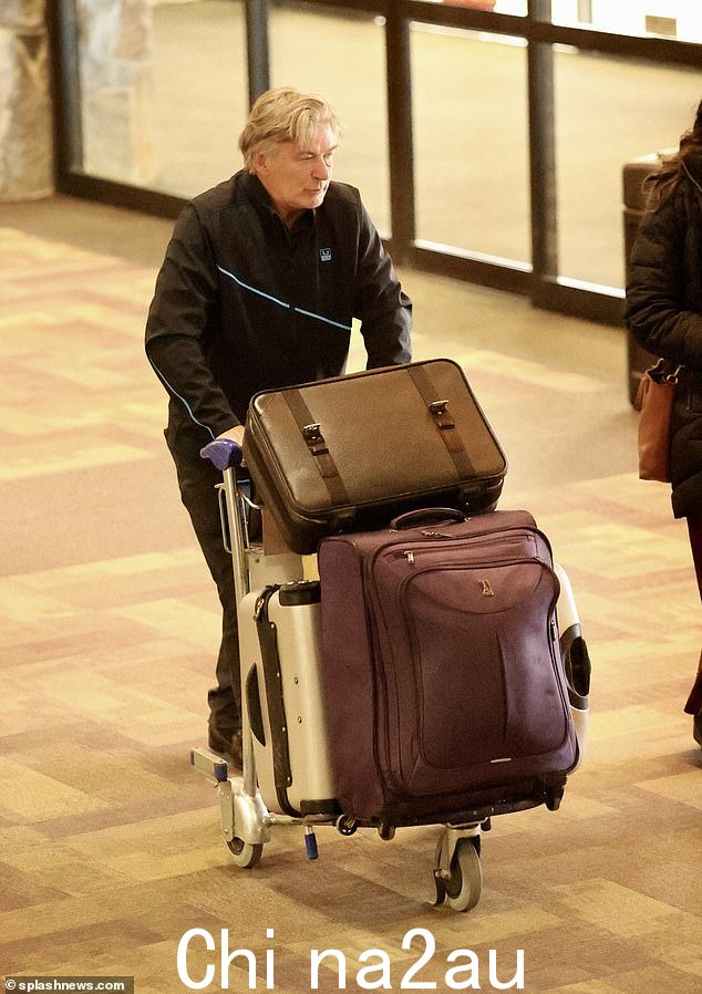 回家：亚历克·鲍德温被拍到在周二完成西部片《生锈》的拍摄后离开蒙大拿州