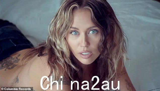 No shirt:Miley Cyrus 周二放弃了 Jaded 的音乐视频。 30 岁的 Flowers 歌手在唱关于心碎的歌时赤裸上身嬉戏