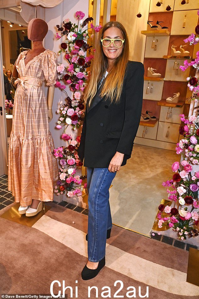 兴致勃勃:Yasmin Le Bon 摆姿势拍照