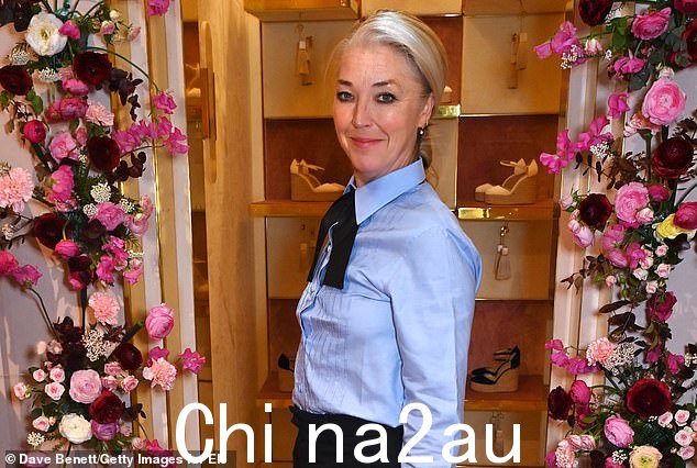 Glam:Tamara 将她的必需品放在一个白色的小手提包里,但在其他方面将她的配饰保持在最低限度