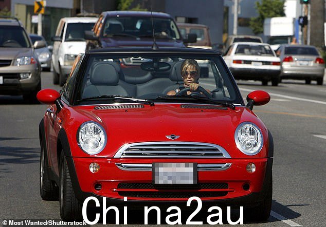 哦不:11 月 7 日,她被另一辆时速 42mph 的测速枪抓到,这次是在她的 Mini Cooper
