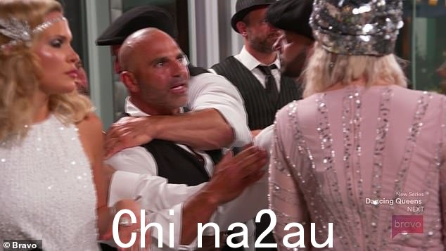 退缩:Joe 不喜欢 Louie 对他妻子的语气,不得不克制自己不要去追他
