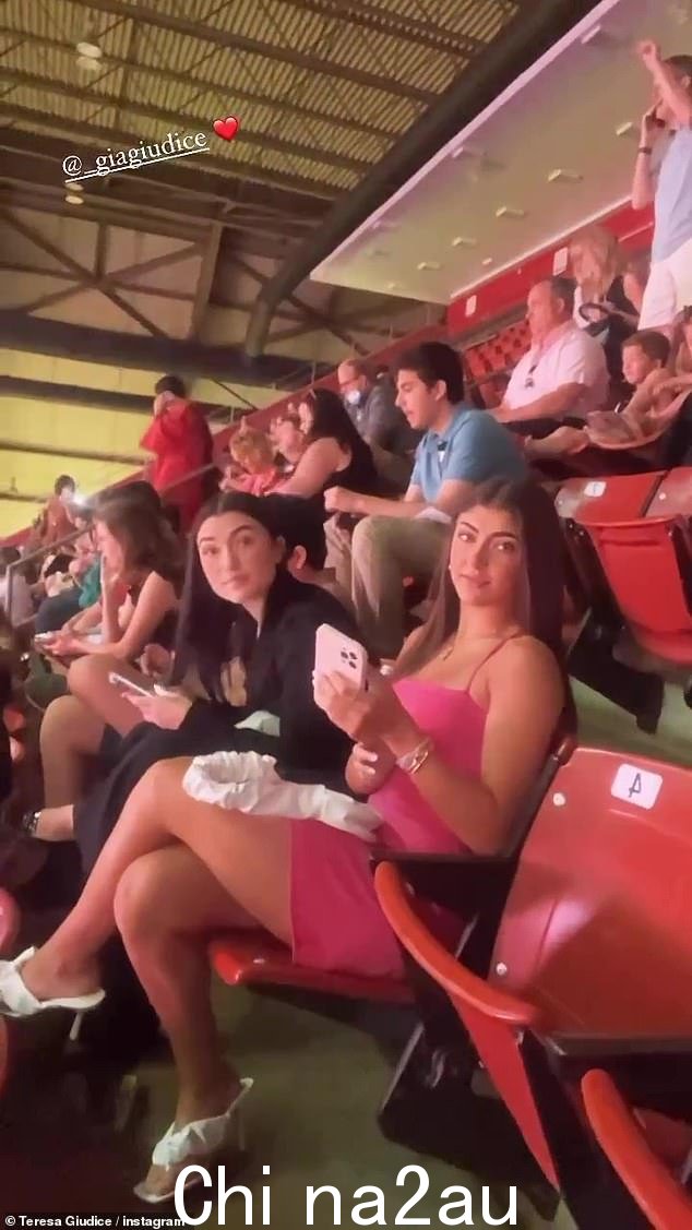 家庭事件:媒体人物后来在仪式内部发布了一段视频,她鼓励她 18 岁的小女儿加布里埃拉向她的姐姐表示祝贺