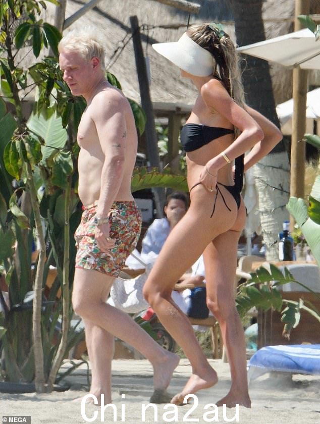 Beach: 她戴着一顶遮阳帽并穿着她的长灯头发松散,选择不化妆