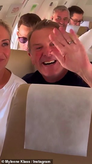 喜气洋洋:Dean Gaffney 和 Phil Tufnell 都对着镜头微笑并挥手