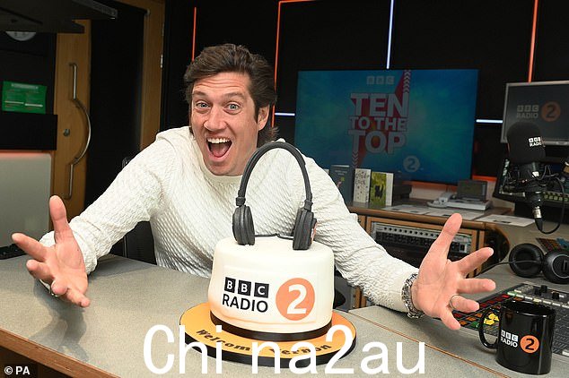 电视节目主持人 Vernon Kay 已经从资深广播员 Ken Bruce 那里接管了 BBC Radio 2 工作日中午的节目