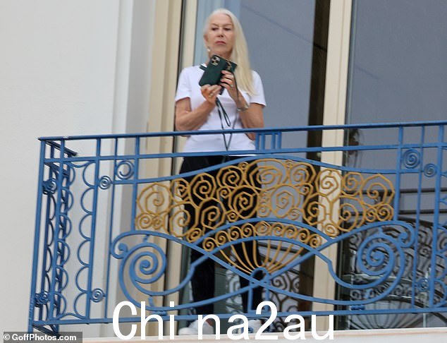 休闲:有人看到海伦夫人在马丁内斯酒店穿着白色 T 恤和光滑的黑色长裤以及一双简单的运动鞋