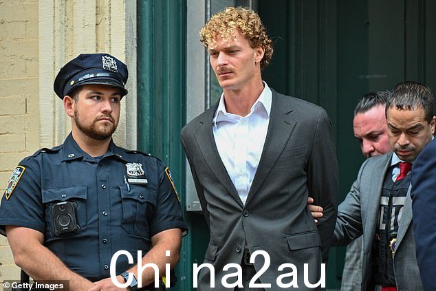 尼利,30 岁,于 5 月 1 日在纽约市地铁站的一列火车上被佩妮(如图)掐死