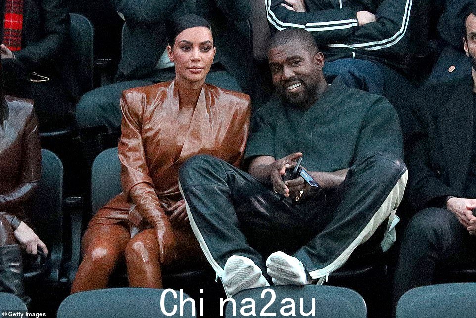 她的前任:Kim 从 2014 年到 2022 年与 Kanye West 结婚,他们有四个孩子:North、10 岁、Saint、7 岁、Chicago、5 岁和 3 岁的 Psalm。 2020 年在巴黎看到