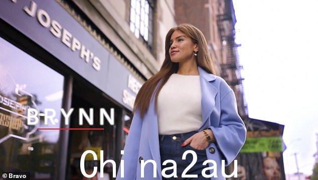 新人物:在一个场景中,有人看到 Brynn 在美发沙龙梳理她长而蓬松的头发