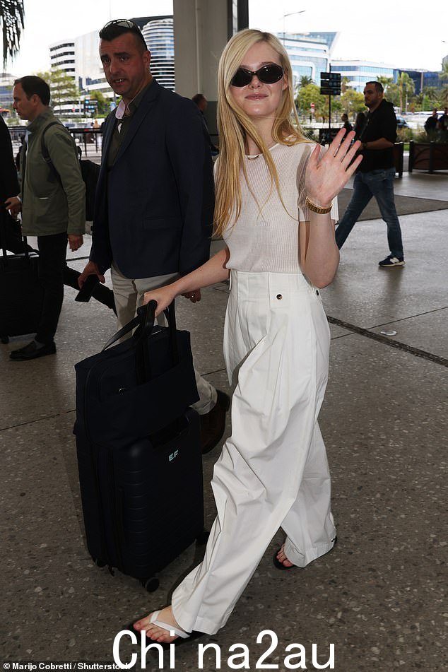 Bonjour!Elle Fanning,25 岁,周一飞往法国尼斯机场,赶在第 78 届戛纳电影节之前