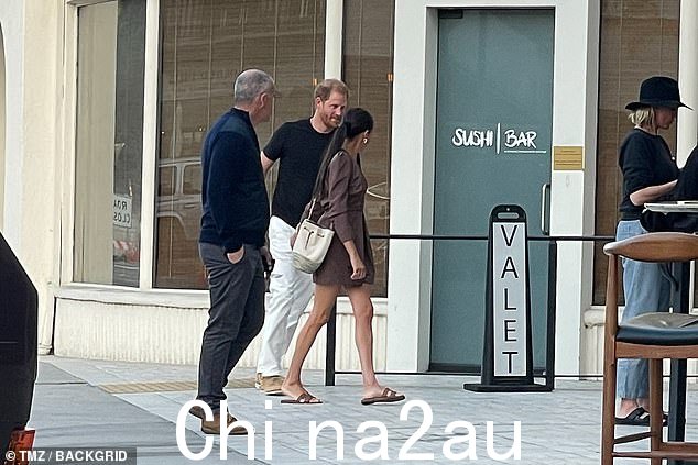 苏塞克斯公爵和公爵夫人上周五走出寿司吧 Montecito 时微笑