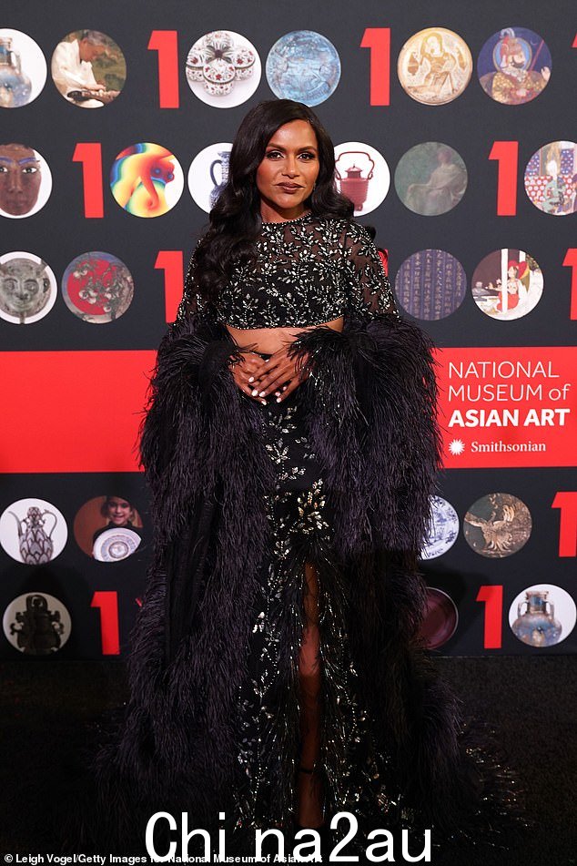 拉斯维加斯风格的华丽!六次获得艾美奖提名的明迪·卡灵 (Mindy Kaling) 上周四在华盛顿特区的国家亚洲艺术博物馆百年庆典晚宴上展示了她穿着露腰两件套减重 40 磅的效果