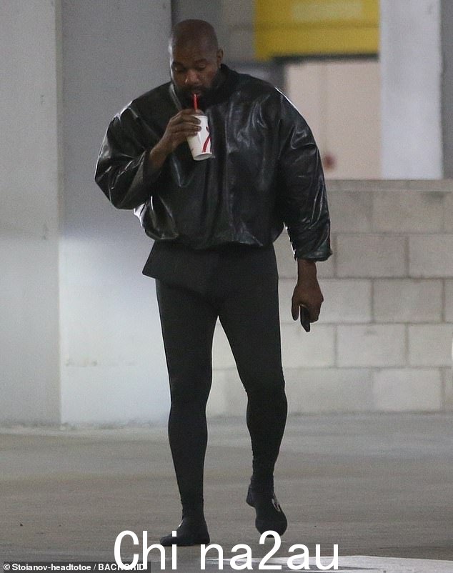 Famished:周一,Kanye 再次被拍到和 Bianca 一起去健身房锻炼。然而,这对夫妇决定顺便去 Chick-fil-A 的一家分店锻炼一下大汗淋漓前的午餐