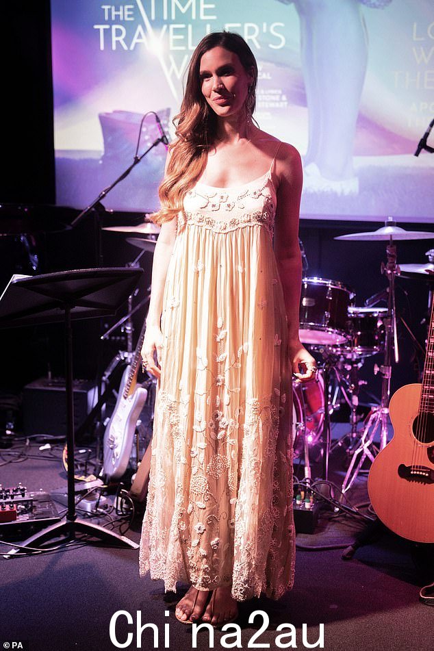 哇:Joss Stone 周一在伦敦 Ronnie Scott 酒吧举行的《时间旅行者的妻子:音乐剧》新闻发布会上登台时显得空灵