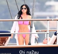 杰夫·贝佐斯 (Jeff Bezos) 与身穿比基尼的女友劳伦·桑切斯 (Lauren Sanchez) 在西班牙的游艇上裸照